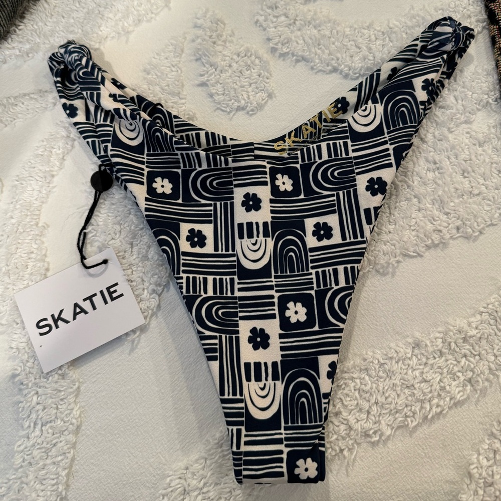 NWT Skatie bikini bottoms in Kilauea